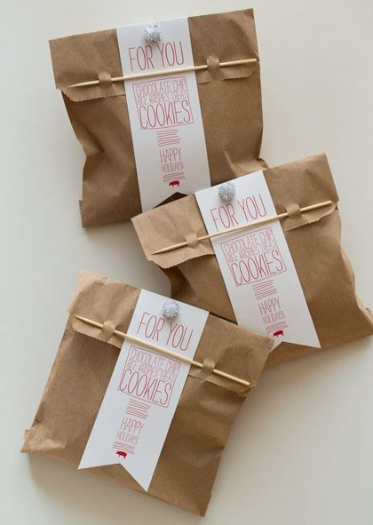 Brown paper packaging ideas. Different ways to wrap your cookies & gifts! Label Minuman, Spoon Fork Bacon, Brown Paper Bags, Presente Diy, Gift Bags Diy, Ge Bort, Diy Cookie, Cookie Bags, Diy Bags Purses