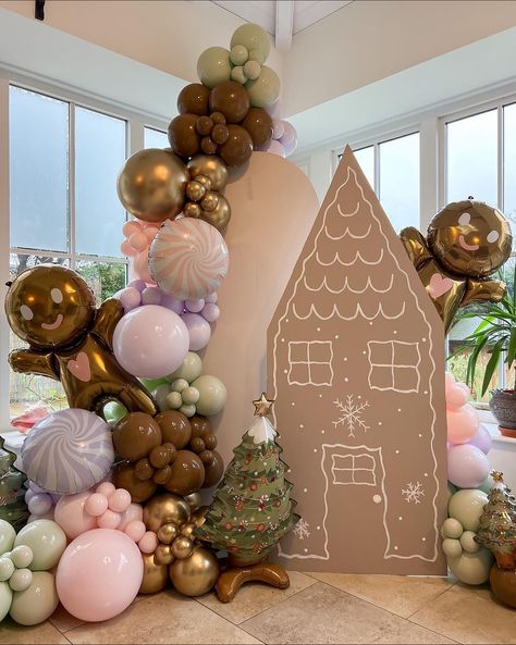 Neutral Christmas Balloon Garland, Merry Birthday Party Ideas, Nye Decor Ideas, Balloon Christmas, Christmas Balloon Photo Backdrop, Christmas Decor Ideas Balloons, Gingerbread Party Backdrop, Disco Ball Balloon Garland, Gingerbread House Balloons