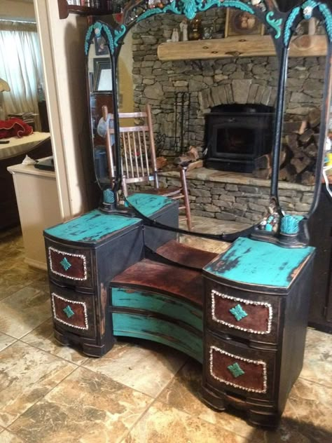 Distressed Makeup Vanity, Western Makeup Vanity Ideas, Chalk Paint Vanity Makeup, Western Retro Decor, Western Vanity Ideas, Vanity Refurbished Diy, Western Vanity, Antique Makeup, Southwestern Furniture