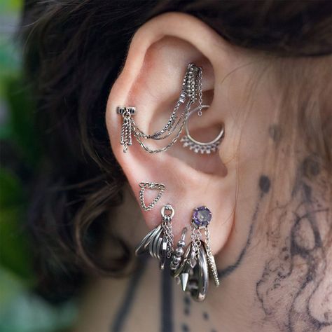 This exquisite chain end showcases a sleek horizontal design with a cascading curb chain. Ideal for a variety of ear placements or as a complementary piece to your growing assortment of chain-inspired accessories. Unique Ear Piercing Placement, Viking Piercings, High Lobe Ear Piercing, Industrial Piercing Alternative, Cool Ear Piercings Punk, Ear Setup, Ear Styling Silver, Gothic Piercings, Stacked Septum