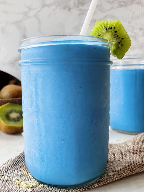 Glowing Skin Blue Spirulina Smoothie Blue Smoothie Recipes, Blue Supermoon, Blue Spirulina Smoothie, Smoothie For Glowing Skin, Chia Gel, Spirulina Recipes, Ninja Smoothies, Smoothie Jar, Competition Diet