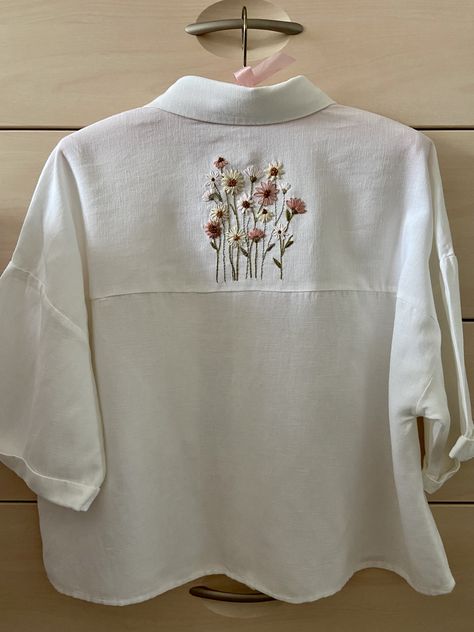 Embroidery On Linen Shirt, Embroidery White Shirt, Shirt Embroidery Ideas, Linen Summer Outfits, Linen Style Fashion, Clothes Embroidery Diy, Simple Hand Embroidery Patterns, Diy Embroidery Designs, Fashion Top Outfits