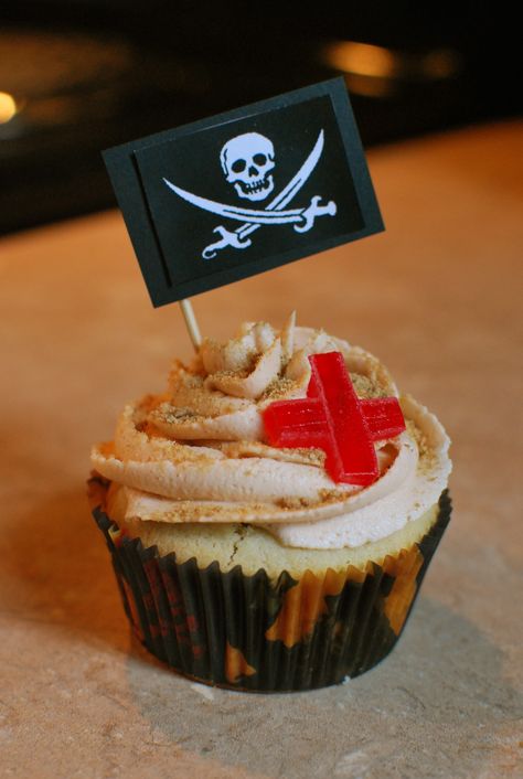 Treasure Cupcakes, Pirate Cupcakes, Pirate Food, Mermaid Pirate Party, Pirate Cupcake, Pirate Cake, Pirate Theme Party, Pirate Day, Chocolate Coins