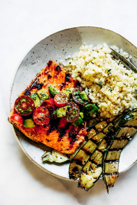 Lemony thyme grilled salmon with cauliflower rice and grilled zucchini. A healthy, light, and fresh whole30 dinner idea! An easy paleo meal for the whole family. Paleo dinner and lunch recipes. Easy paleo diet recipes. Whole30 lunch salad. Whole30 dinner recipes. Whole30 meal prep and sides. Best healthy summer dinner recipes. Grilled salmon recipes. Healthy Summer Dinner Recipes, Whole30 Meal Prep, Whole30 Dinner Recipes, Grilled Salmon Recipes, Lunch Salad, Overnight Oat, Paleo Recipes Easy, Grilled Zucchini, Summer Recipes Dinner