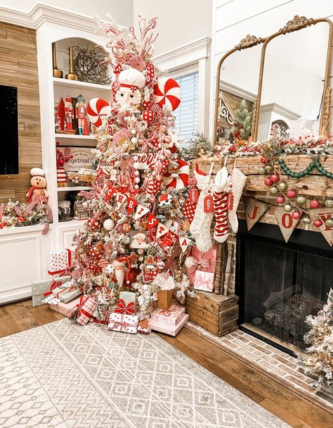 Red And White Living Room, Themed Trees, White Xmas Tree, Red And White Christmas Tree, Gingerbread Tree, Decorate A Christmas Tree, Dream Christmas, Christmas Traditional, Gingerbread Christmas Tree