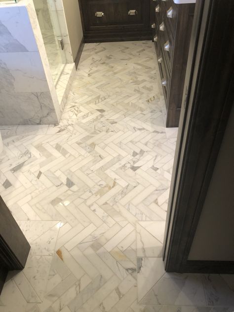 Marble Herringbone Bathroom Floor Design.  - Calacatta (Calcutta) Gold Marble - 2x8" Herringbone Mosaic  - Samples Ready To Ship. https://www.tilebuys.com/products/calacutta-gold-marble-2x8-herringbone-mosaic-tile . #tilebuys #herringbone #herringbonefloor #marbleherringbone #bathroomdesign #bathroomremodel #marblebathroom #marblefloor #masterbathroom #calcutta #largeherringbone #luxurybathroom #floortiles #floorpattern #floordesign #showertile #tileshowerideas #homeimprovement #tiles #tilefloor Calcutta Herringbone Bathroom, Marble Herringbone Bathroom, Bathroom Herringbone Tile, Calcutta Gold Marble Bathroom, Herringbone Bathroom Floor, Marble Herringbone Floor, Herringbone Bathroom, Backsplash Arabesque, Calcutta Gold Marble