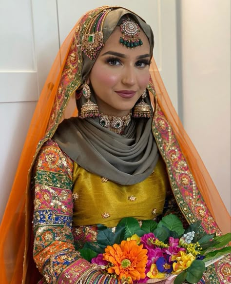 Bride With Hijab, Muslim Wedding Dress Hijab Bride, Hijabi Bride, Hijabi Wedding, Wedding Hijab Styles, Bridal Hijab Styles, Nikah Outfit, Hijabi Brides, Pakistani Bridal Makeup