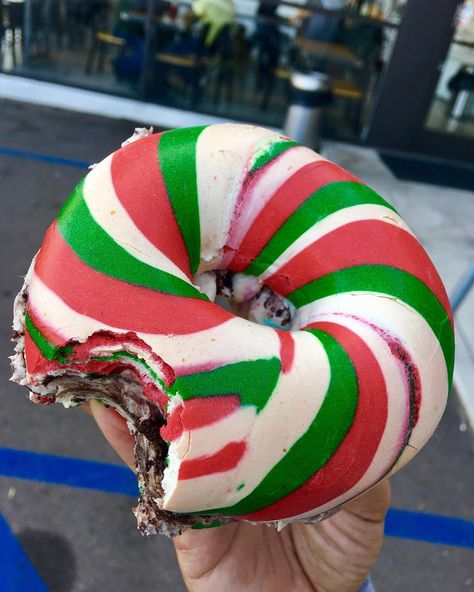 This Christmas Bagel looks AMAZING. Lox And Bagels, Secret Starbucks Drinks, Best Bagels, Carnival Food, Breakfast Bagel, Homemade Bagels, Bread Art, Bagel Shop, Mini Sandwiches