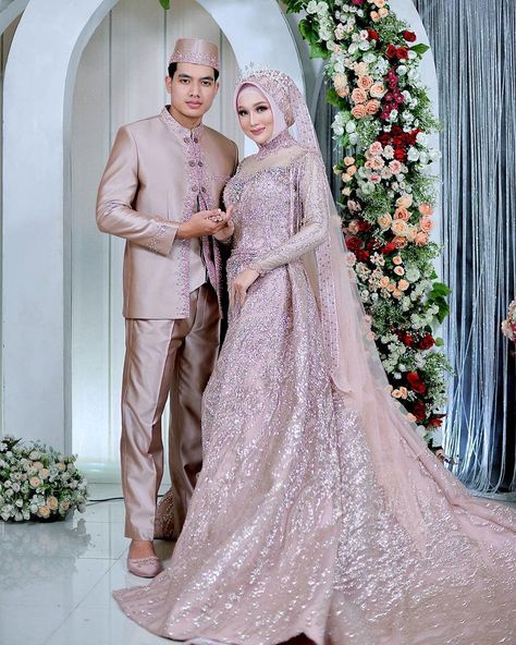 Pose Foto Pernikahan, Prewed Studio, Muslim Wedding Photos, Pose Pengantin, Pose Wedding, Foto Wedding, Wedding Pose, Wedding List, Muslim Wedding