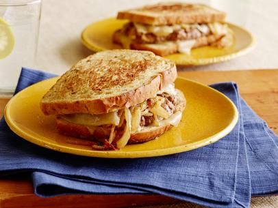 Get Slimmed Down - Bison Patty Melt Recipe from Food Network Cowboy Food, Patty Melt Recipe, Ree Drummond Recipes, Melt Recipe, Reuben Sandwich, Patty Melt, Trisha Yearwood, Bananas Foster, Pioneer Woman Recipes