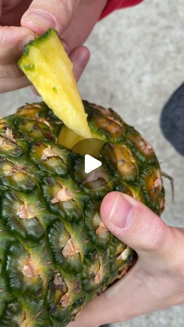 Pineapple Recipes Healthy, Fruit Treats, Pineapple Skewer, Cooking Items, Kitchen Hacks Food, Amazing Food Hacks, Cut Pineapple, Chopped Pineapple, Pineapple Recipes