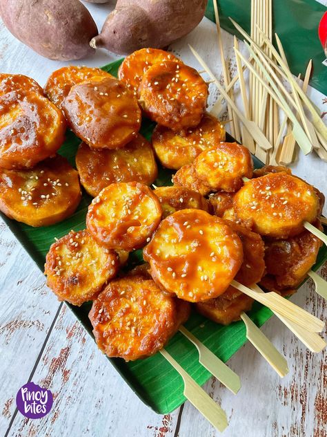 Street foods are very popular in the Philippines. They’re either sweet or savory and commonly skewered. Eating food on a stick makes the experience much more Camote Cue Filipino Food, Filipino Street Food Recipes, Pinoy Street Foods Philippines, Filipino Street Food Photography, Filipino Food Photography, Philippines Food Recipes, Street Foods Philippines, Philippine Food, Filipino Foods