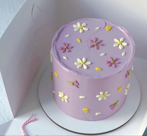 Purple Daisy Cake, Purple Flower Birthday Cake, Lavender Cake Design, Pretty Cake Decorating, Pretty Cake Designs, Monochromatic Cake, Purple Floral Cake, Lilac Cake, Simple Cake Design