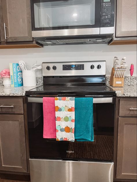 Aesthetic Dorm Kitchen, Preppy Apartment Kitchen, College Apartment Kitchen Ideas, Roomate Ideas College Apartment, Cute College Kitchen, Dorm Room Cooking Appliances, College Apartment Realistic, Cute Apartment Kitchen, College Apartment Kitchen Decor