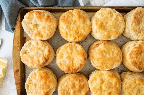 Hardee's Style Buttermilk Biscuits with 100% Freshly Milled Wheat - Grains and Grit Hardees Biscuit Recipe, Biscuit Dishes, Kfc Biscuits, Copycat Kfc, Honey Butter Biscuits, Fresh Milled Flour, Whole Wheat Biscuits, Recipe Copycat, Flour Biscuits