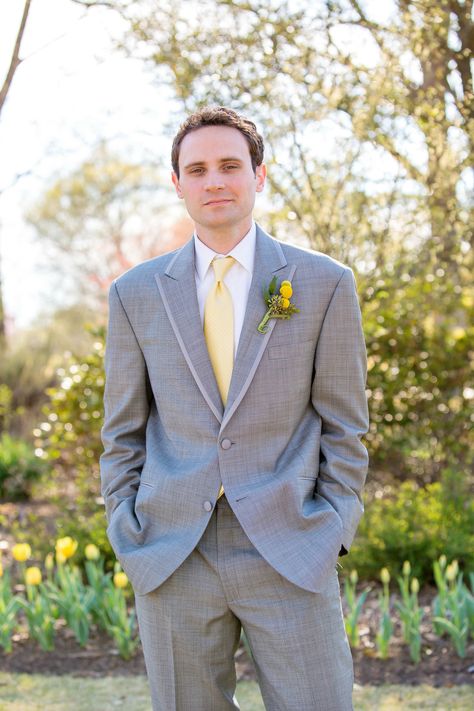 Elegant Gray Suit with Yellow Tie Yellow Tie Wedding, Suit With Yellow Tie, Grey Suit Styling, Wedding Suits Men Grey, Groom Blue Suit, Mens Navy Suit, Suit Fashion Men's, Gray Suits, Suit Prom