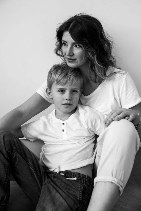 Mom And Son Studio Photoshoot, Mother And Son Photoshoot Ideas, Mom Son Photoshoot, Mom And Son Photo Ideas, Mother And Son Photoshoot, Mother Son Poses, Mom And Me Photos, Mother Son Photos, Son Photo Ideas