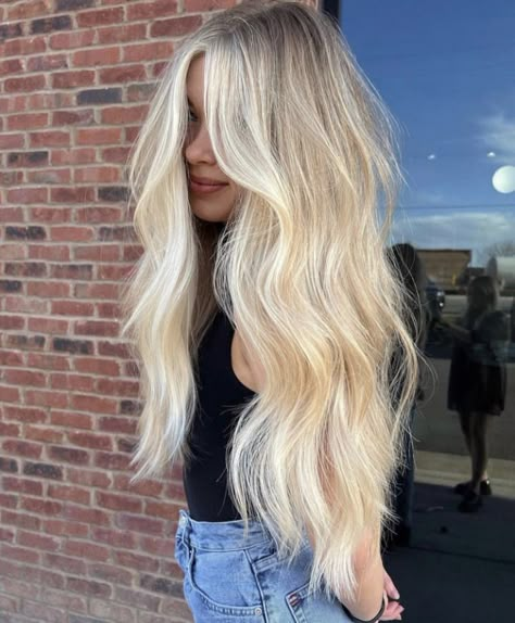 Blonde With Root Smudge, Sun Kissed Hair Brunette, Hair Dye Colours, Warm Honey Blonde, Blonde Hair For Brunettes, Lived In Blonde, Blonde Hair Goals, Wedding Hair Colors, Perfect Blonde Hair