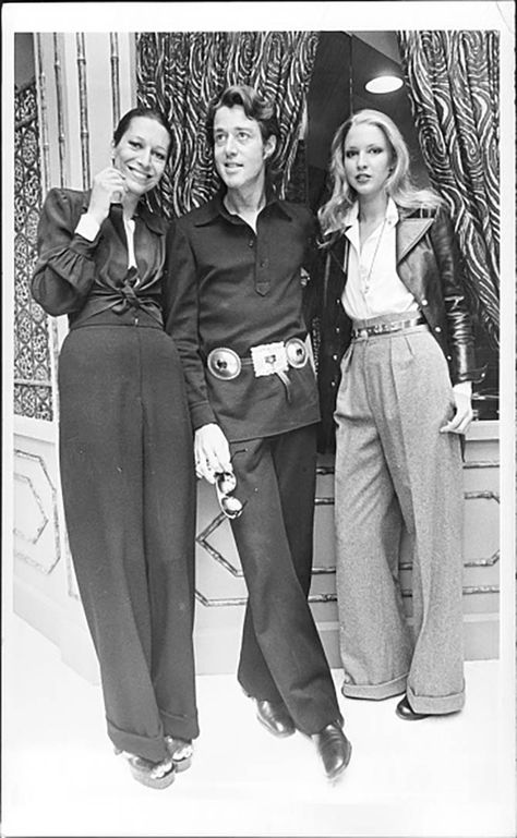 Elsa Peretti with Halston and another model at a 1971 event in Bloomingdale’s. Photo Getty Memories of Elsa Peretti | The Adventurine Playboy Bunny Outfits, Halston Vintage, Short Cropped Hair, Halston Dress, Bianca Jagger, Business Woman Successful, Liza Minnelli, Lauren Hutton, Bunny Outfit