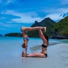 Couple Stunts, Peaceful Poses, Acro Stunts, 2 Person Stunts, Two People Yoga Poses, Couple Yoga, Couples Yoga Poses, Yoga Challenge Poses, Yoga Friends