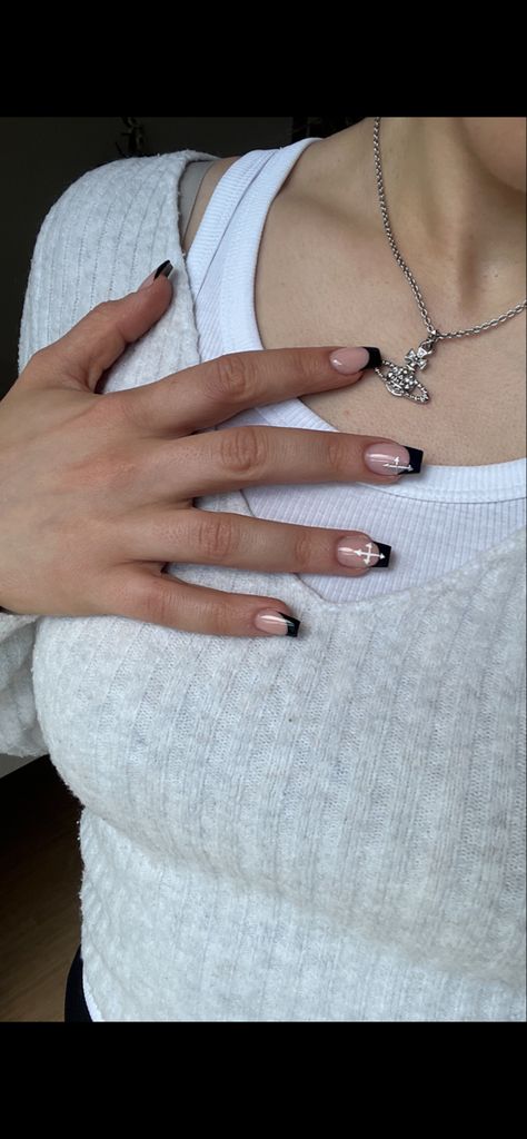 Short Nails Cross Design, Y2k Basic Nails, 2000s Grunge Nails, Emo Y2k Nails Short, Soft Grunge Nails Short, Nail Inspo Y2k Simple, Nail Inspo Y2k Grunge, Grunge Coffin Nails, Grunge Winter Nails