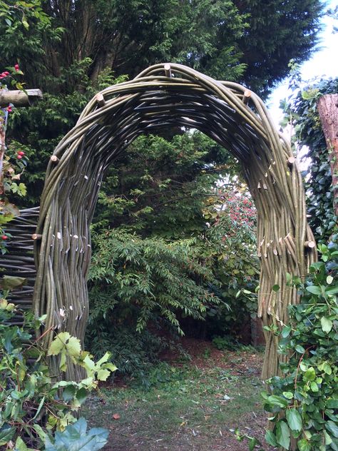 Woven Willow Gates & Arches - WonderWood Natural Fencing, Rustic Gate, Willow Sculptures, Vintage Decorating Ideas, Eclectic Garden, Dream Garden Backyards, Garden River, Rustic Garden Ideas, Garden Archway