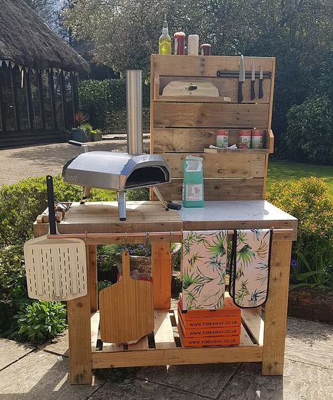 Build an outdoor pizza kitchen for less than £100 with The TV Carpenter Outdoor Pizza Kitchen, Pizza Station, Pizza Oven Outdoor Diy, Garden Pizza, Pizza Oven Outdoor Kitchen, Small Outdoor Kitchens, Diy Pizza Oven, Four A Pizza, Diy Grill