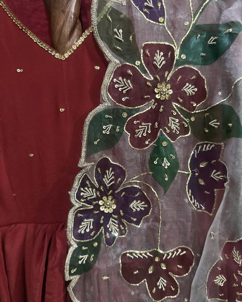 MUH DHIKAYI KA JORA ✨ Flowers Fabric Pattern, Hand Paint Dress Design, Hand Painted Dupatta Designs, Dupta Design, Marriage Blouses, Hand Painted Suits, Hand Painted Dupattas, Dupatta Painting, Painted Dupatta