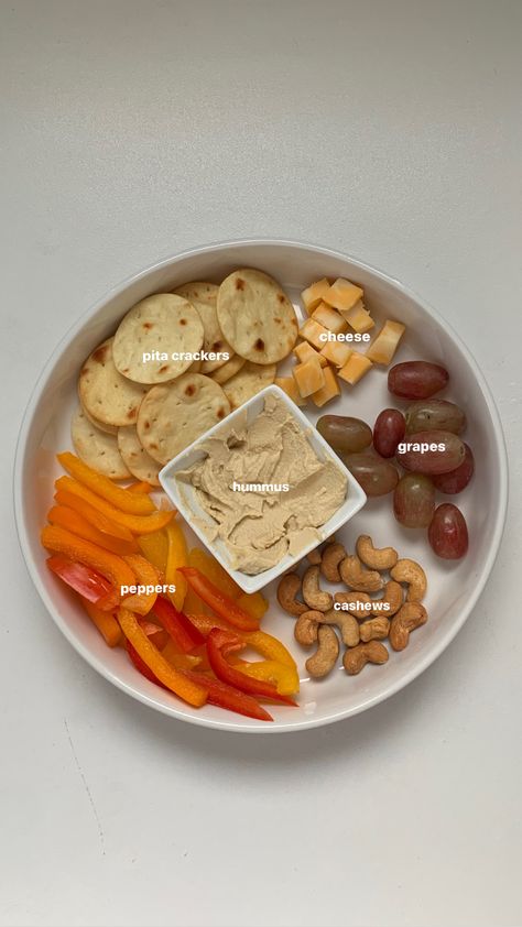 Hummus Snack Plate, Balanced Snack Plate, Vegan Snack Plate, Snack Plates For Adults, Snack Plate Aesthetic, Lunch Snack Plate, Healthy Snack Plate, Snack Plate Ideas, Grocery Ideas