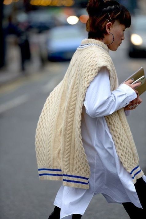 Shawl Outfit, Knitted Vest, Street Style Trends, The Best Street Style, Best Street Style, 가을 패션, Cool Street Fashion, Mode Vintage, Knit Fashion