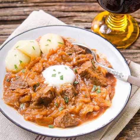 German Sauerkraut, Stew Soup, Beef Goulash, Hungarian Cuisine, Sauerkraut Recipes, Hungarian Recipes, Goulash, European Food, German Food