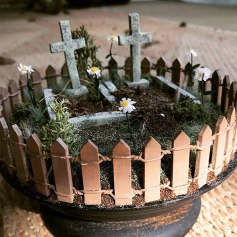 Miniature Graveyard Diy, Spooky Miniature Scenes, Mini Cemetery, Miniature Cemetery, Diy Halloween Fairy Garden, Kawaii Terrarium, Fairy Teacup Garden, Diy Horror, Diy Halloween Door Decorations