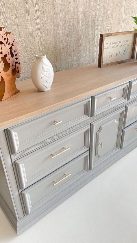 Modern Dresser Makeover, Diy Kast, Furniture Makeover Inspiration, Painted Dressers, Dark Stained Wood, Cottagecore Kitchen, Refinishing Furniture Diy, Regal Design, Diy Furniture Renovation