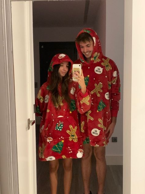 Boyfriend Christmas Gift Ideas Aesthetic, Christmas Aesthetic Couple Goals, Date Ideas For Christmas Time, Couple Goal Christmas Pictures, Xmas Couple Aesthetic, Christmas Couple Astethic, Couple Christmas Things To Do, Couple Ideas Christmas, Cute Couple Holiday Pictures