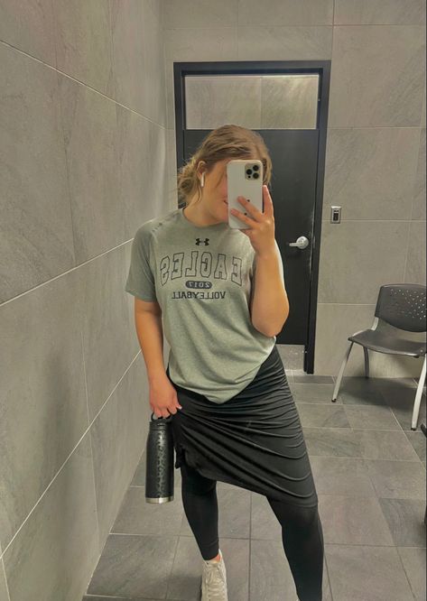 Gym Modest Outfits For Women, Gym Fits Modest, Snoga Skirt Outfits, Snoga Athletics Outfits, Sporty Skirt Outfits, Modest Athletic Outfits, Modest Sporty Outfits, Athletic Skirt Outfit Casual, Modest Gym Outfits For Women