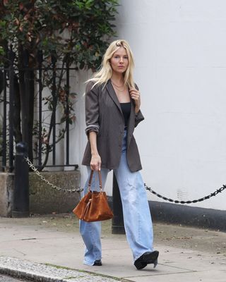 Sienna Miller Style 2024, Autumn Capsule Wardrobe, Style Icons Women, Sienna Miller Style, Ruffle Dresses, Classic Capsule Wardrobe, Turtleneck Midi Dress, Runway Outfits, Boho Trends