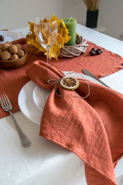 burnt orange linen table textile Fall Wedding Napkin Ideas, Fall Cloth Napkins, Dried Orange Napkin Ring, Dried Orange Place Setting, Burnt Orange Table Setting, Orange Table Setting, Napkins Wedding Table, Burnt Orange Weddings, Orange Table