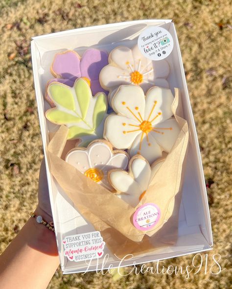 Flower bouquet cookies 💐🍪✨ Cookie Flower Bouquet, Flower Bouquet Cookies, Cookies Bouquet, Bouquet Cookies, Flower Cookies Bouquet, Cookie Bouquet, Cute Baking, Flower Cookies, Cookie Gifts