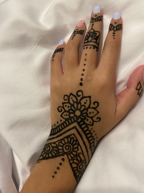 Simple Hand Henna, Traditional Henna Designs, Small Henna Tattoos, Small Henna Designs, Tattoo Designs Henna, Henna Tattoo Design, Henna Flower Designs, Cute Henna Designs, Cute Henna Tattoos