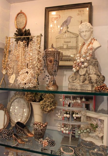 Vintage Jewelry Booth, Vintage Booth Display, Antique Booth Displays, Antique Booth Ideas, Boutique Display, Diy Jewelry Display, Boutique Decor, Accessories Display, Market Displays