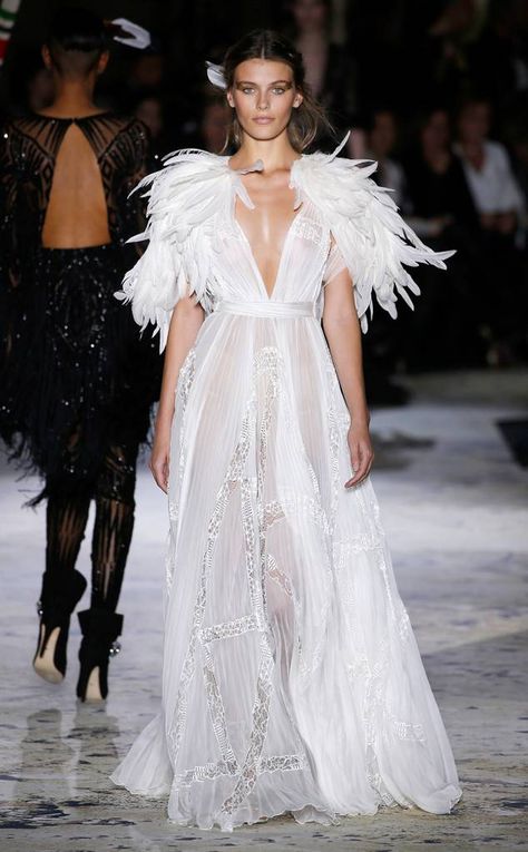 Feather Clothes, Feather Fashion, Haute Couture Gowns, Paris Haute Couture, Couture Wedding Gowns, Haute Couture Dresses, Couture Week, Couture Wedding, Zuhair Murad