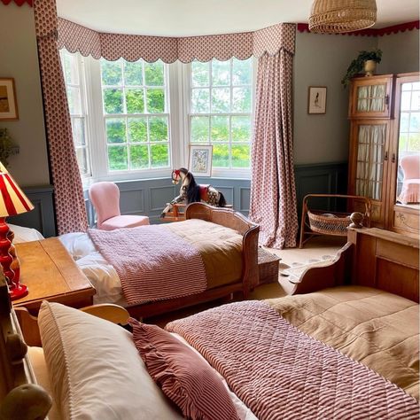 All Posts • Instagram Children’s Rooms, Sharing Room Ideas, Two Beds In One Room, Corner Bed Ideas, Traditional Kids Bedroom, Children's Room Design, Vintage Kids Room, Family Bed, Toddler Girl Room