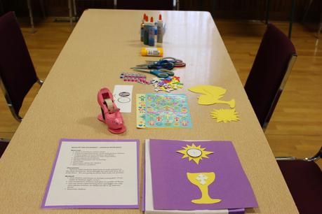 Our First Eucharist Retreat: Crafts, Baking, Drama and More! - Paperblog First Communion Retreat Ideas, Sacraments Craft, Confirmation Retreat, Catholic Eucharist, First Reconciliation, Catholic Liturgical Calendar, Ccd Activities, Catholic Classroom, Retreat Activities