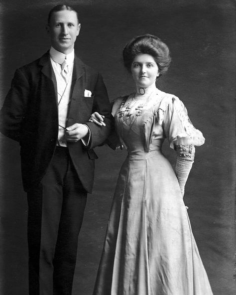 A portrait of Henry Thomas Lovejoy and Kate Smith, 1905 England. #1900s Henry Thomas, Kate Smith, Jean Patou, Victorian Photos, Vintage Couples, Jeanne Lanvin, Edwardian Dress, Gibson Girl, Vintage Bride