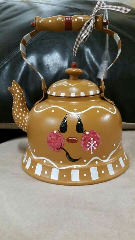 ●••°‿✿⁀Gingerbread painted teapot‿✿⁀°••●                                                                                                                                                                                 More Painted Tea Pots Ideas, Gingerbread Tea, Painted Tea Pot, Teapot Crafts, Painted Teapot, Gingerbread Crafts, Gingerbread Christmas Decor, Tea Kettles, Gingerbread Decorations