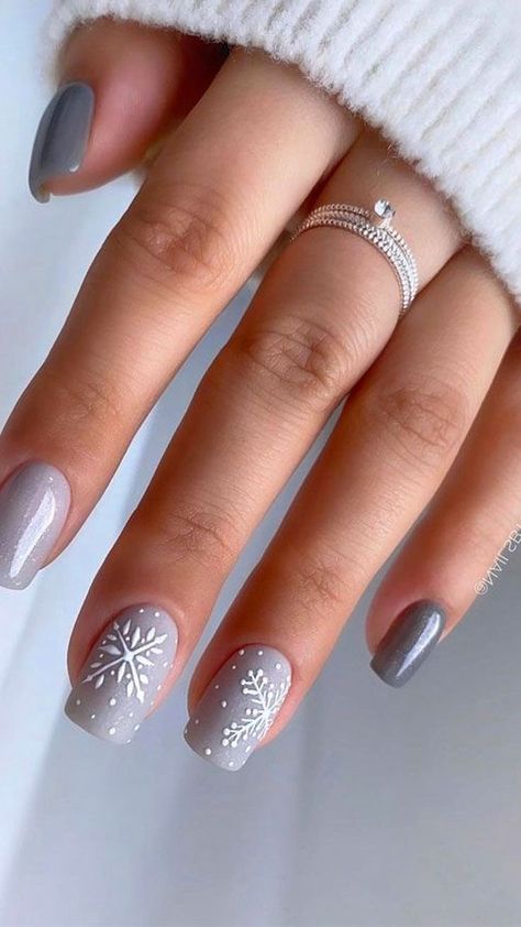 Nails Easy Ideas, Christmas Nails Cute, Grey Christmas Nails, Nails Holiday, Candy Cane Nails, Christmas Gel, Nails Cute, Cute Styles, Cute Christmas Nails