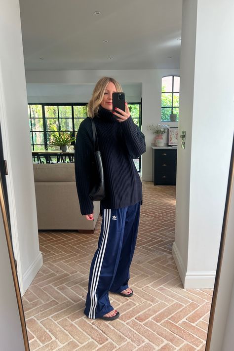 Navy Adidas Pants Outfit, Adidas Bottoms Outfit, Flared Track Pants Outfit, Tracksuit Pants Outfit Women, Track Pants Winter Outfit, Tracksuits Outfit, Tracksuit Style, Adidas Track Pants Outfit Winter, Tracksuit Bottoms Outfit