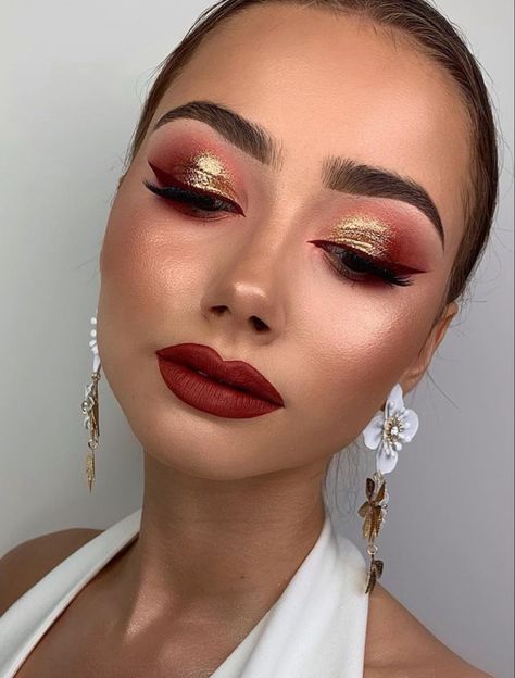 Maroon Gold Eye Makeup, Red And Gold Smokey Eye, Moulin Rouge Makeup Looks, Red And Gold Eye Shadow, Red Makeup Hooded Eyes, Dancer Makeup Ideas, Christmas Party Make Up, Gold And Red Eyeshadow, Circus Makeup Pretty