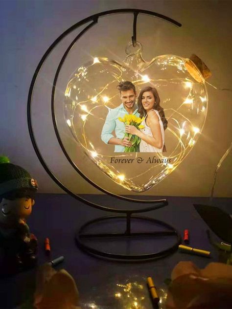 Resin Photo Frame Ideas With Lights, Resin Art Anniversary Gift, Resin Anniversary Gift Ideas, Couple Resin Art, Resin Anniversary Gift, Resin Birthday Gift Ideas, Resin Gifts For Men, Photo Gifts Diy, Photo Lamp