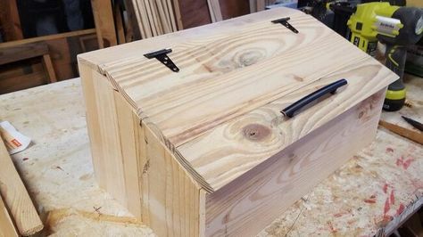 Amish Bread, Diy Serving Tray, Wooden Bread Box, Diy Projects Plans, How To Store Bread, Diy Spray Paint, Diy End Tables, Wood Shop Projects, Bread Boxes